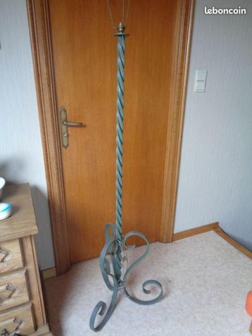 lampadaire en fer forgé patiné pour intérieur moderne beschikbaar voor biedingen