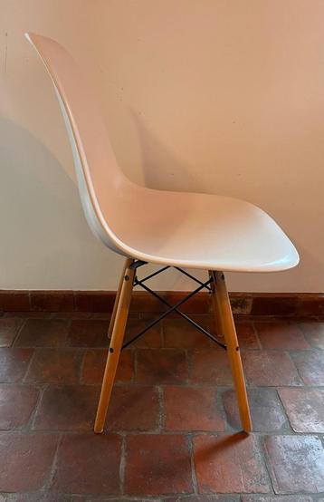 Chaise Eames style blanche 8x disponible aux enchères