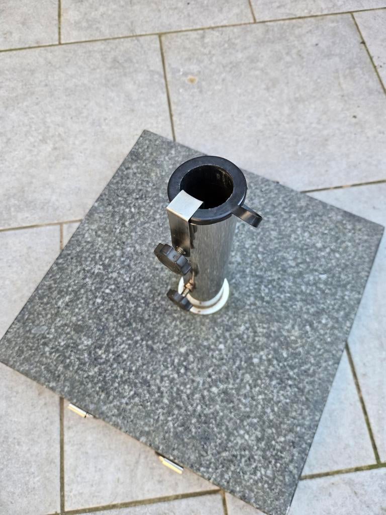 Pied de parasol en pierre