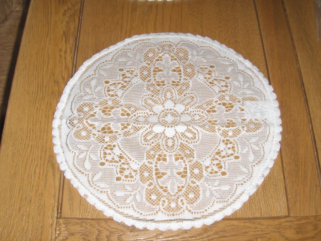 1 napperon de 50 cm et 5 de 35 cm. 6 pour 10 €., Enlèvement ou Envoi, Neuf