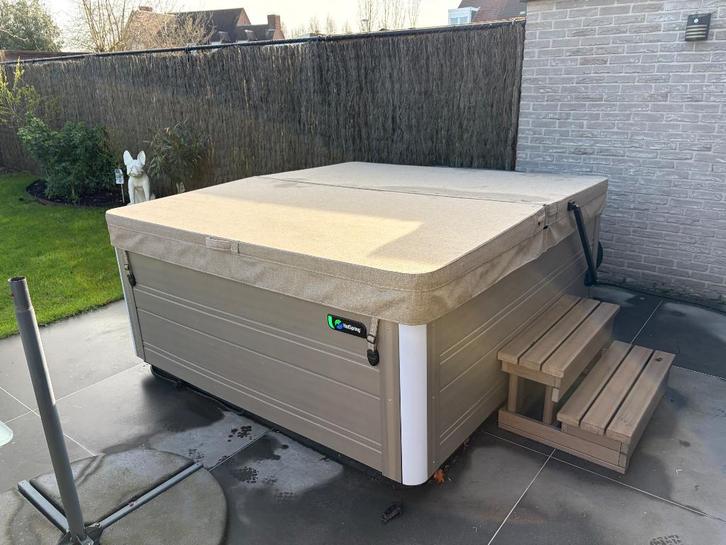 Jacuzzi Hot Spring strobe, Tuin en Terras, Bubbelbaden en Hottubs, Zo goed als nieuw, Vast, Afdekzeil, Filter, Pomp, Trap, Ophalen