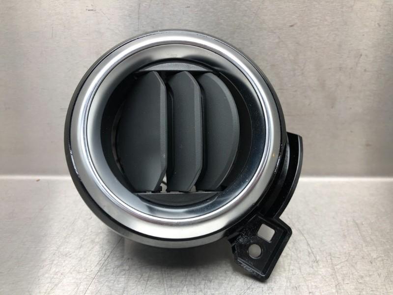 AERATEUR TABLEAU DE BORD Nissan Micra (K14), Dhr. M. Roggen, Stadsweg 37 37
9917 PV  WIRDUM GR., NL, Nissan, Utilisé