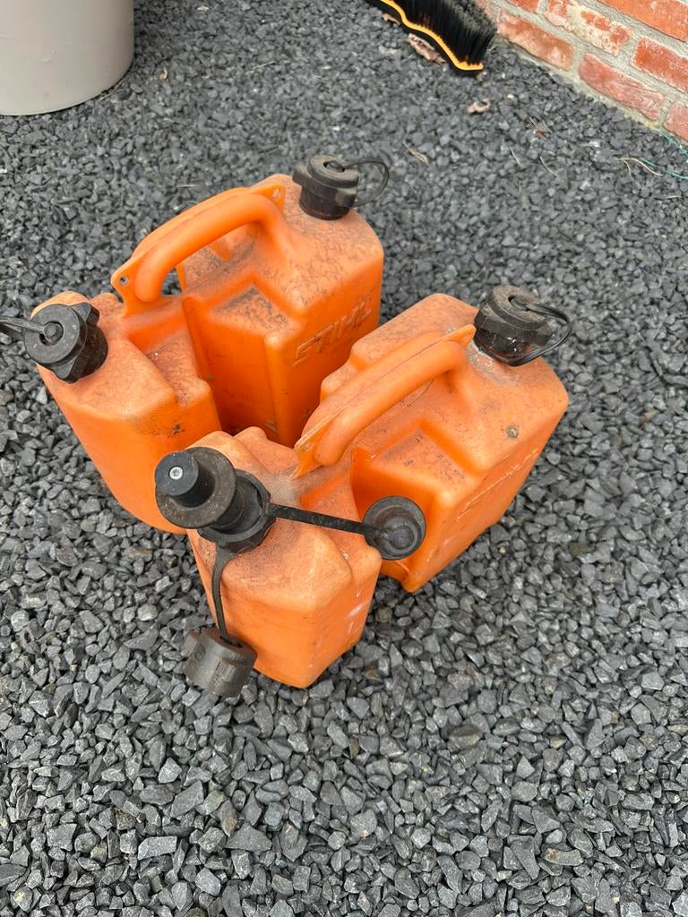 2 benzine bussen stihl, Ophalen, Zo goed als nieuw