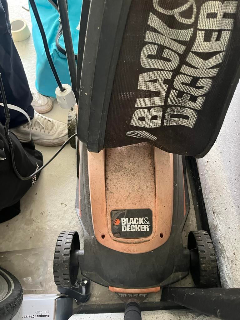 degelijke elektrische grasmachine van Black & Decker, Ophalen, Zo goed als nieuw, Opvangzak