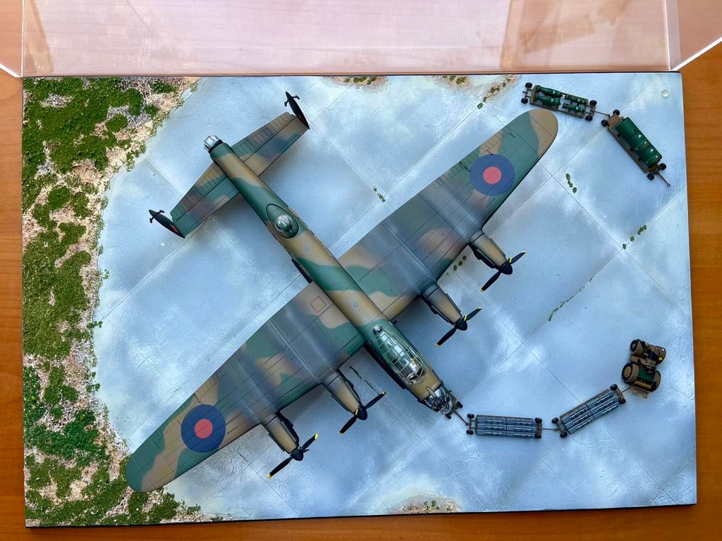 Corgi Avro Lancaster 1/72 in diorama - moet dringend weg, Ophalen, Zo goed als nieuw