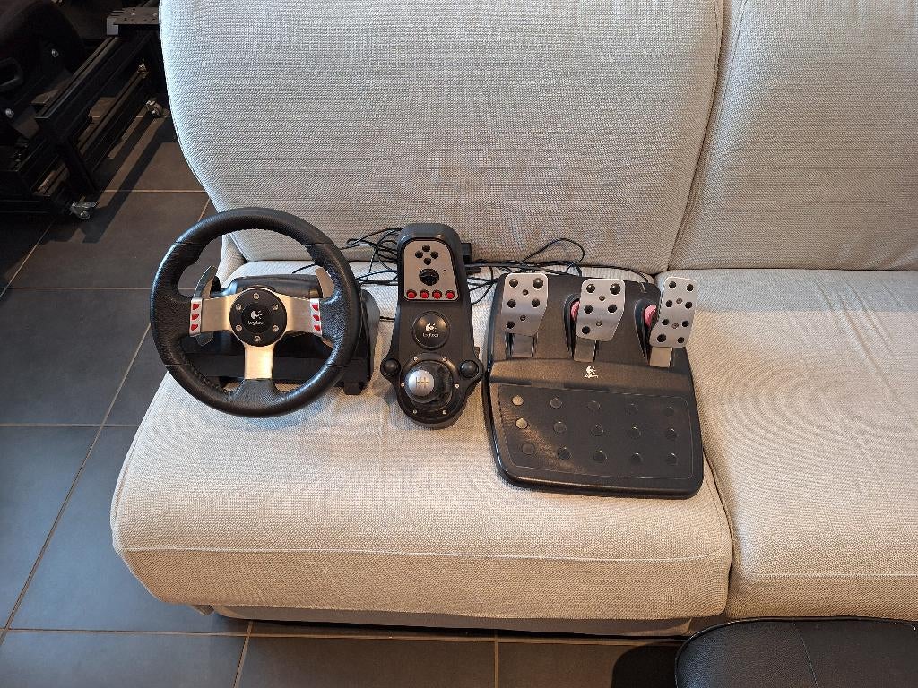 Logitech G27, Informatique & Logiciels, Joysticks, Comme neuf, Enlèvement