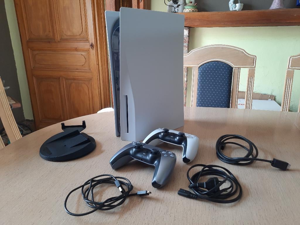 PS5 Standard + 2 manettes officielles, Enlèvement ou Envoi, Utilisé, Playstation 5