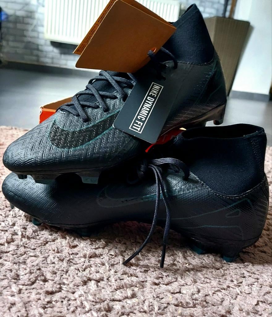 Chaussure foot taille 38 et 39 de dispo neuve, Sports & Fitness, Football, Ballon