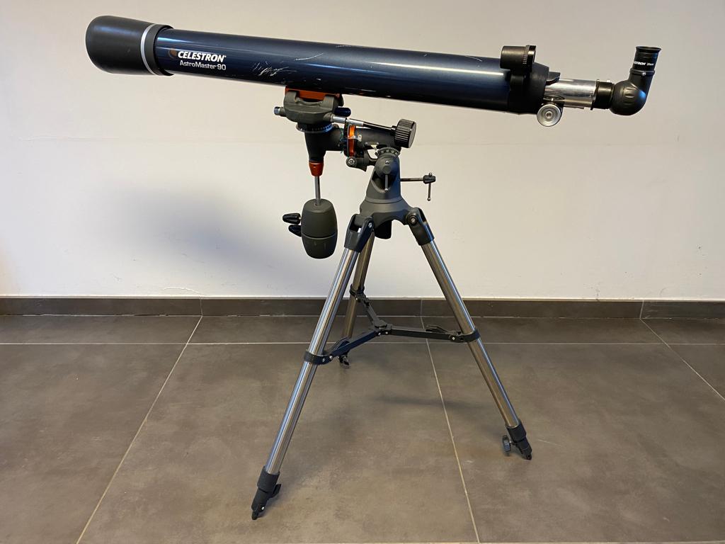 Télescope Célestron AstroMaster 90 + pied, Audio, Tv en Foto, Optische apparatuur | Telescopen, Gebruikt, Lenzentelescoop (refractor)