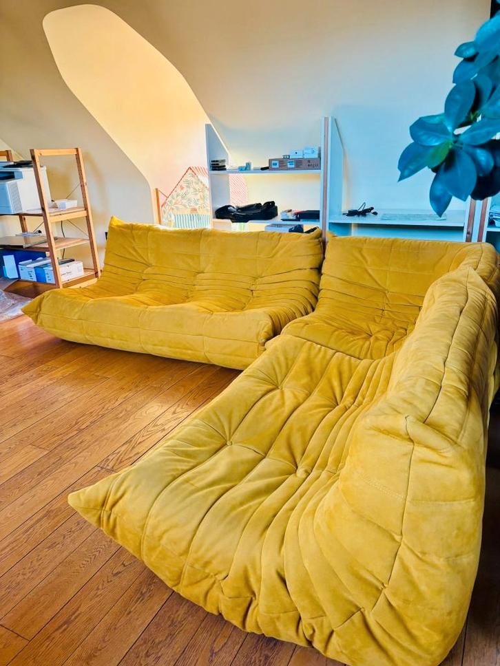 Salon Togo Ligne Roset Alcantara Curry, Huis en Inrichting, Zetels | Voetbanken en poefs, Zo goed als nieuw, Stof, Ophalen