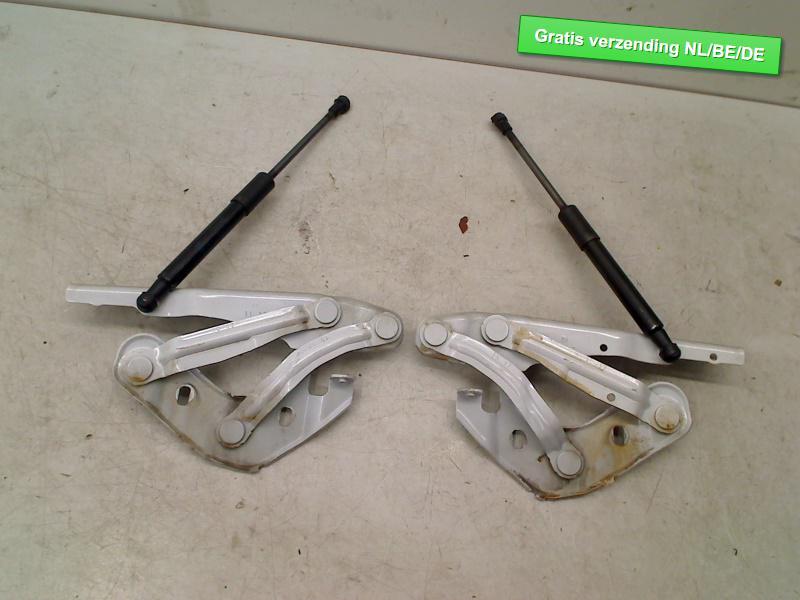 MOTORKAPSCHARNIER set A1 Sportback (8XA / 8XF) (8X0823301A), Gebruikt, Dhr. R. de Gouw, Audi, De Bloemendaal 21 21
5221 EB  'S HERTOGENBOSCH, NL