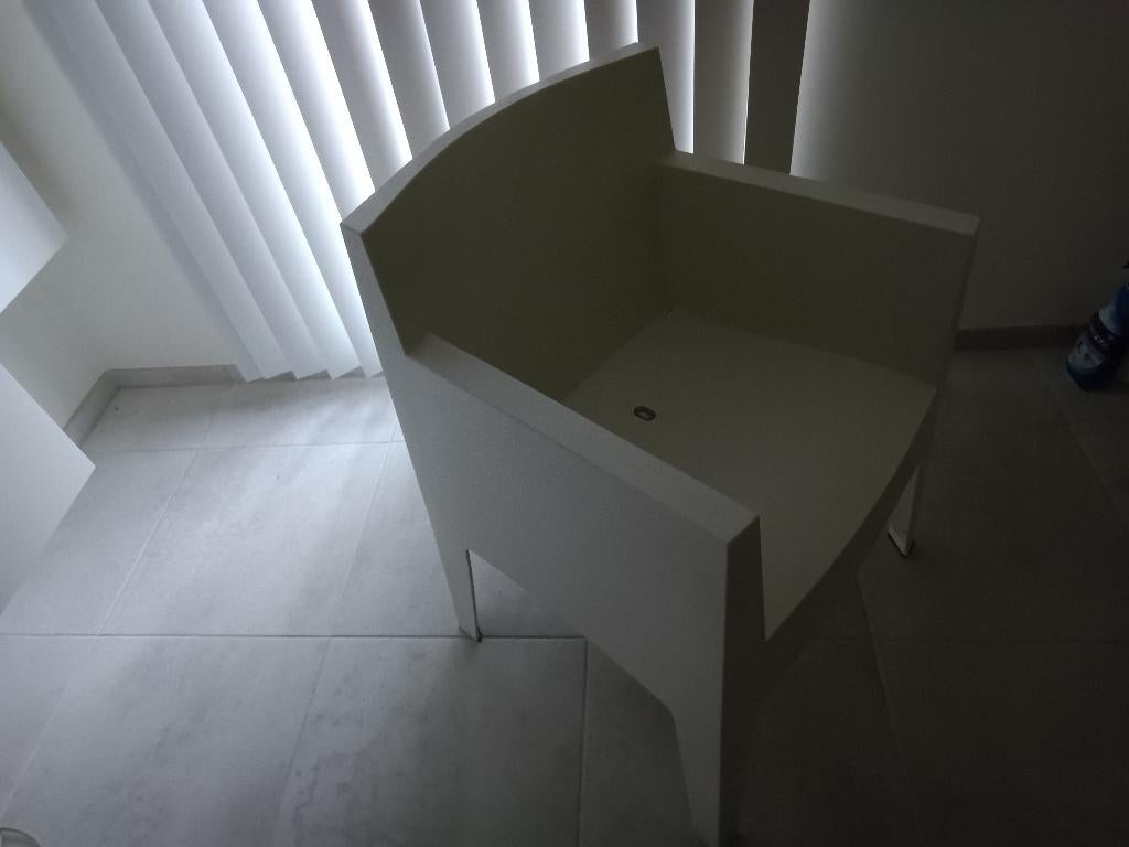Moderne stoel, Huis en Inrichting, Stoelen, Ophalen, Kunststof, Twee, Wit