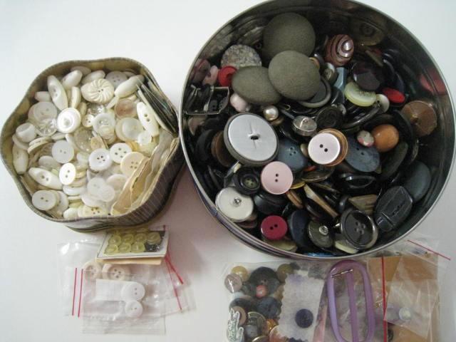 2 dozen met knopen en gespen, witte en gekleurde, Hobby & Loisirs créatifs, Couture & Fournitures, Enlèvement