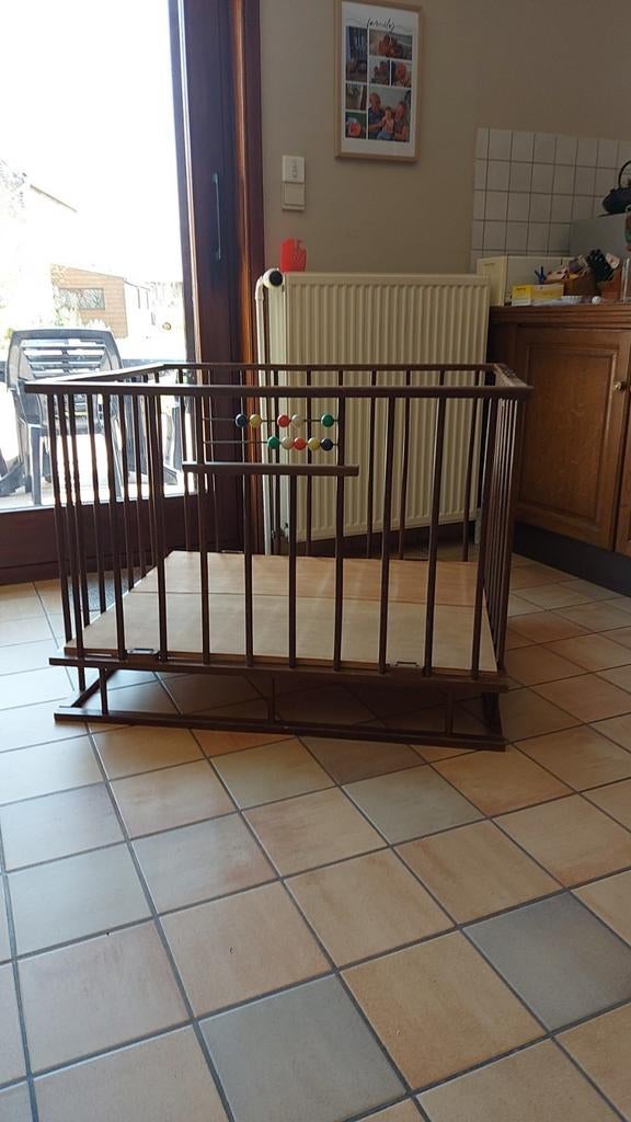 Beschilderde houten babybox. Goede conditie., Ophalen