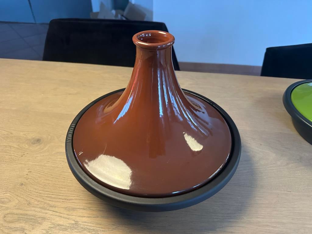 Le Creuset Tajine 31 cm Bruin, Huis en Inrichting, Keuken | Potten en Pannen, Zo goed als nieuw, Overige typen, Gietijzer, Inductieplaat