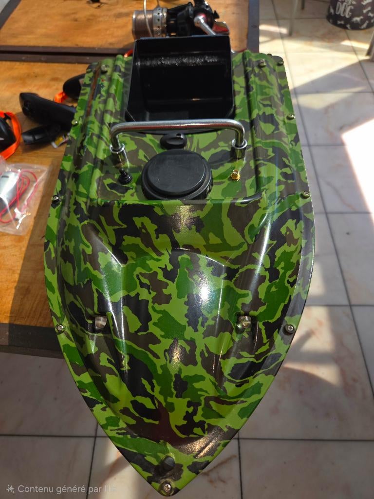 2 bateaux amorceur + pièces de rechange, Sports nautiques & Bateaux, Enlèvement, Utilisé, Ensemble complet