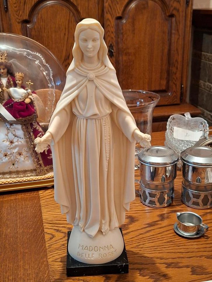 Madonna in zachte witte steen, Antiek en Kunst, Antiek | Religieuze voorwerpen, Ophalen