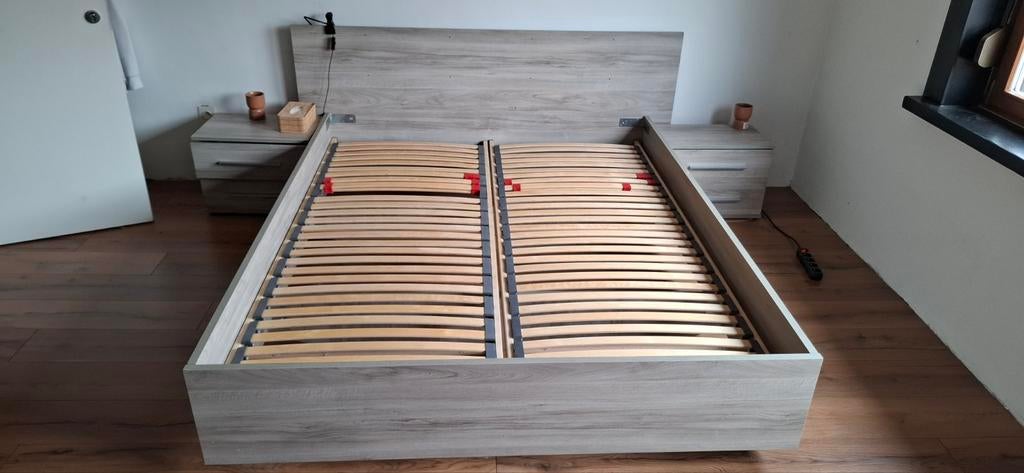 Dubbel bed [160x200], lattenbodem, 2 nachtkastjes, Ophalen, Gebruikt, Tweepersoons, 200 cm