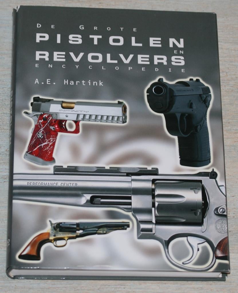 Pistolen en Revolvers encyclopedie 2002, Collections, Objets militaires | Général, Enlèvement ou Envoi