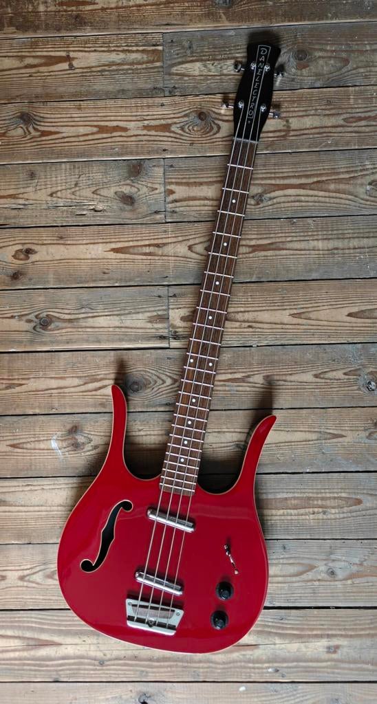 Danelectro Red Hot Longhorn Bass, Muziek en Instrumenten, Snaarinstrumenten | Gitaren | Bas, Ophalen of Verzenden, Nieuw, Elektrisch