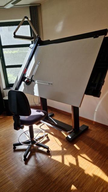 tekentafel van architect met bijhorende stoel en lamp  beschikbaar voor biedingen