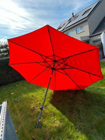 Verstelbare parasol met voet beschikbaar voor biedingen