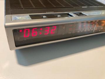 Schitterende vintage Philips-wekkerradio  beschikbaar voor biedingen