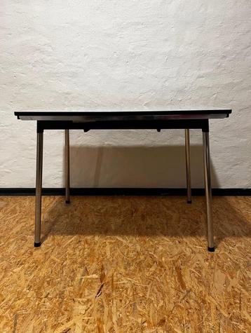 Vintage Formica tafel beschikbaar voor biedingen