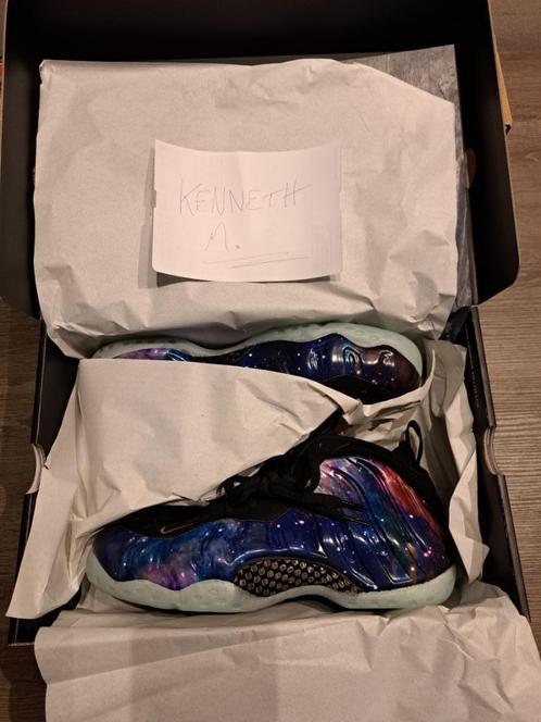 Nike Air Foamposite One Galaxy (2025) EU 41, Kleding | Heren, Schoenen, Nieuw, Sneakers, Overige kleuren, Ophalen of Verzenden