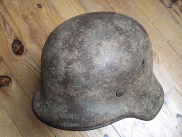 camouflagehelm uit de Tweede Wereldoorlog beschikbaar voor biedingen