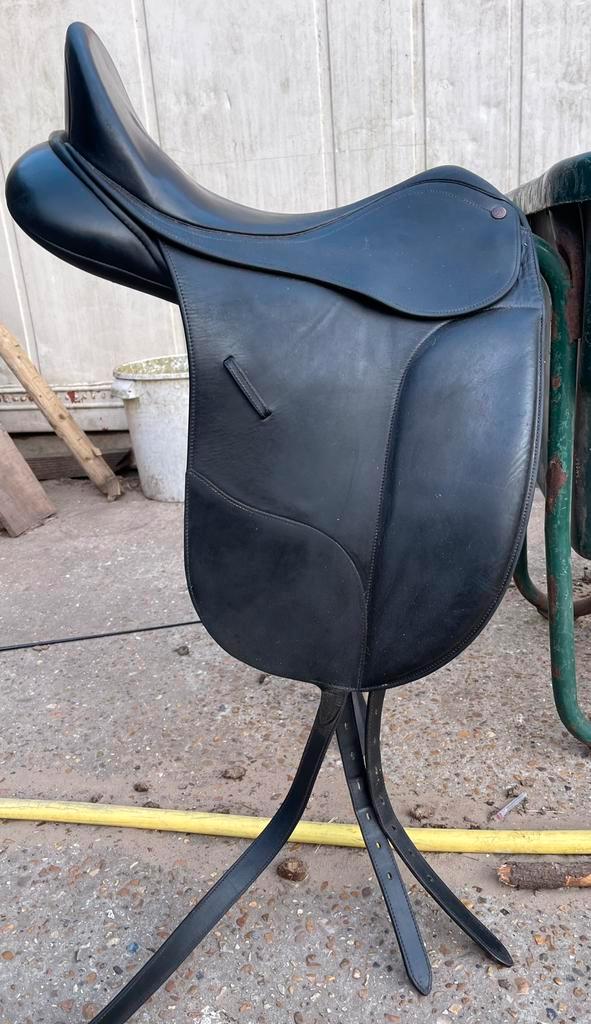 BATES Isabell werth dressuurzadel, Dieren en Toebehoren, Paarden