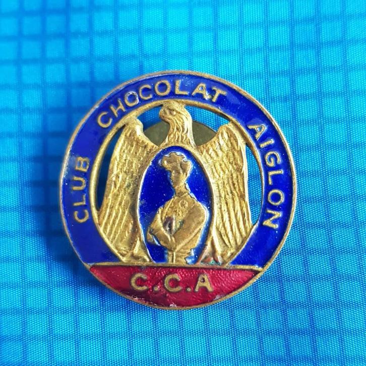 CHOCOLAT "AIGLON", Verzamelen, Speldjes, Pins en Buttons, Gebruikt, Speldje of Pin, Merk, Ophalen of Verzenden