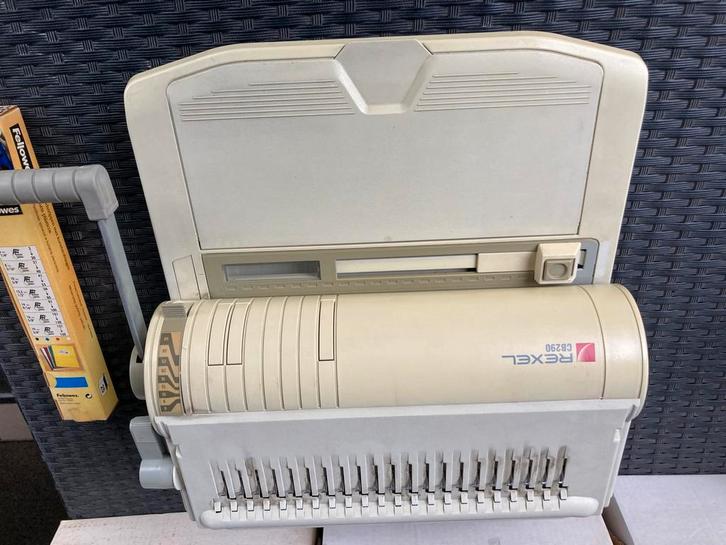 Bindmachine voor cursussen. Rexel CB290 Kunststof bindingen, Diversen, Bureau-accessoires, Zo goed als nieuw, Ophalen