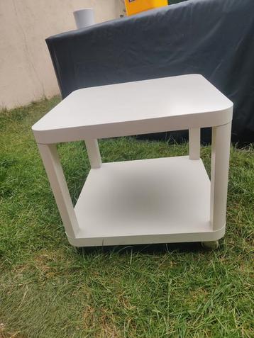 Te koop WITTE TAFEL OP WIELEN  beschikbaar voor biedingen