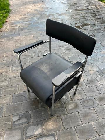 Toiletstoel beschikbaar voor biedingen