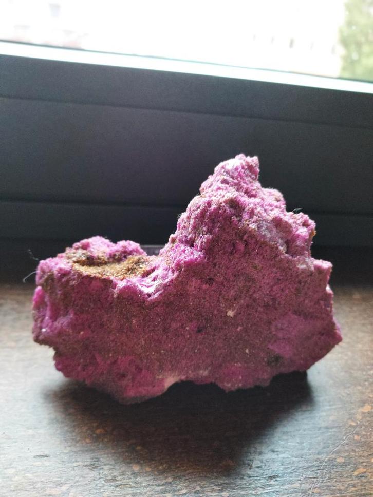 Ruw exemplaar van rood CORIDON-kristal - UV-mineraal, Verzamelen, Mineralen en Fossielen, Mineraal, Ophalen of Verzenden