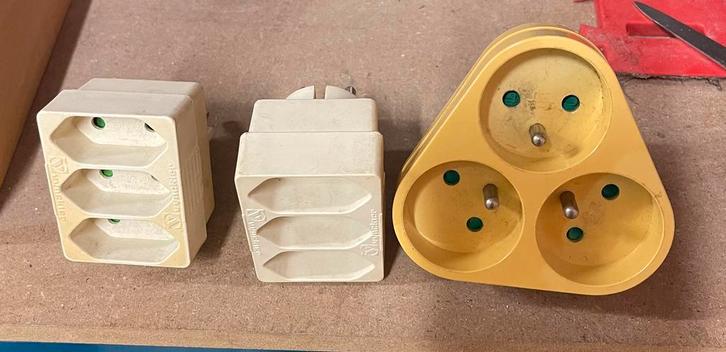drie verdeelstekkers, stopcontact splitters multiprises., Doe-het-zelf en Bouw, Elektriciteit en Kabels, Zo goed als nieuw, Stopcontact