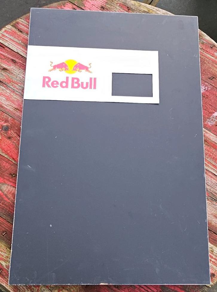 Tableau noir ou panneau d'affichage Red Bull
C'est un rouge, Collections, Marques & Objets publicitaires, Panneau publicitaire