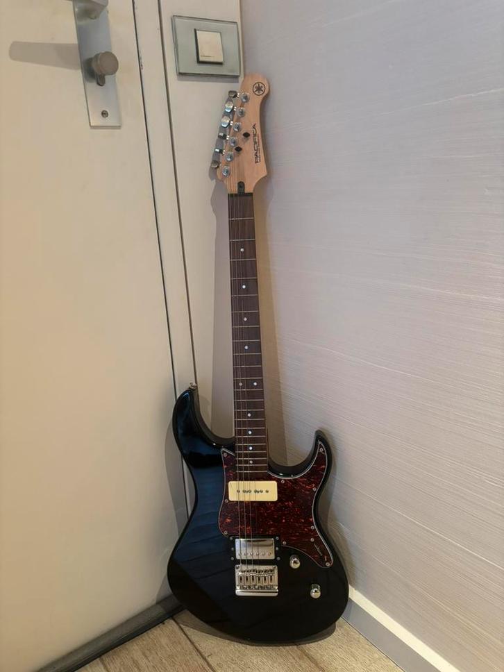 Elektronische gitaar Yamaha PAC311H + Marshall MG15, Muziek en Instrumenten, Snaarinstrumenten | Gitaren | Elektrisch, Gebruikt