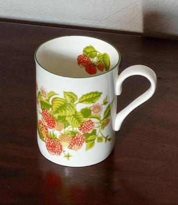 porseleinen tas met fruitmotief (aardbeien) beschikbaar voor biedingen
