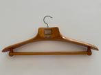 Antieke houten kleerhanger Huby’s, Ophalen