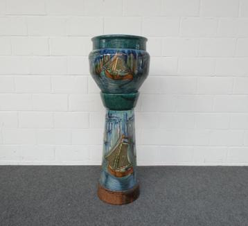 Grote cache-pot op voet in Vlaams aardewerk. beschikbaar voor biedingen