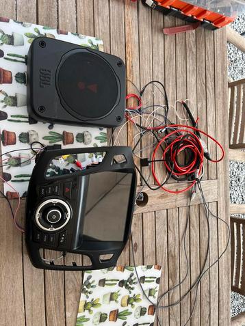 Ford focus radio + JBL woofer beschikbaar voor biedingen