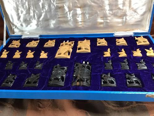 Unieke en waardevolle set schaakstukken in luxe koffer., Hobby en Vrije tijd, Gezelschapsspellen | Bordspellen, Ophalen of Verzenden