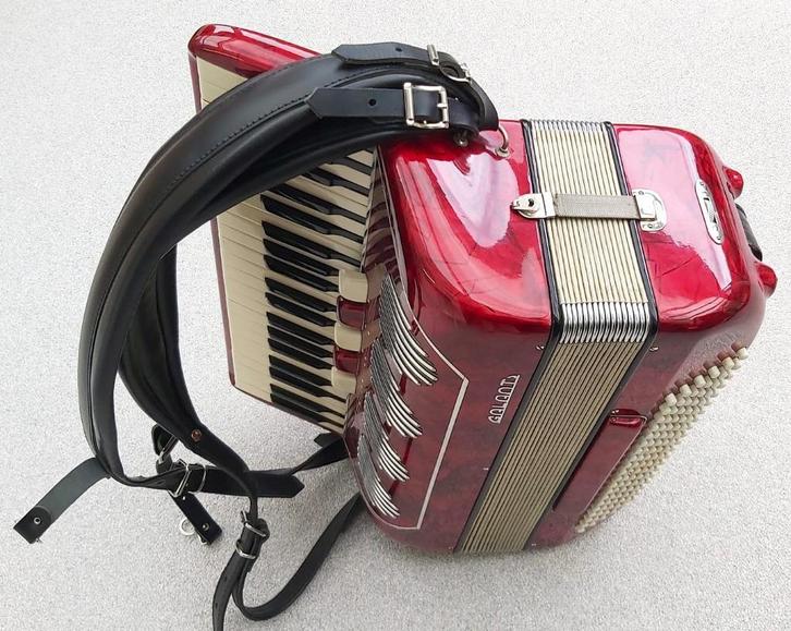 Accordeon GALANTI 120 bas, rood+ koffer, riemen en onderstel, Muziek en Instrumenten, Accordeons, Gebruikt, 120-bas, Overige merken
