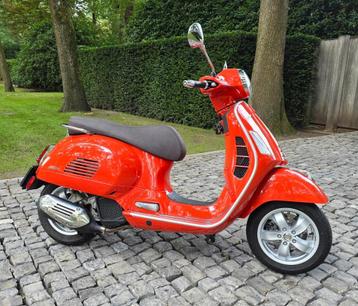 Belle Vespa Classic 125cc construite en 2022 disponible aux enchères