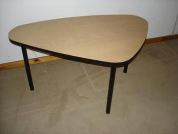 salontafel met metalen onderstel beschikbaar voor biedingen