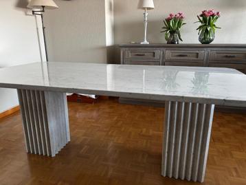 Tafel uit massief marmer beschikbaar voor biedingen