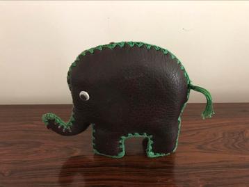 Retro vintage bruin lederen olifant beschikbaar voor biedingen