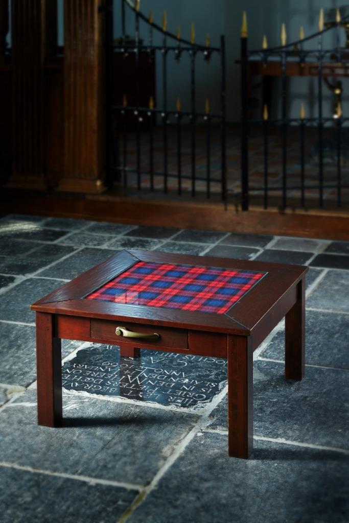 Klassieke Porsche Bijzettafel rood/blauw, Huis en Inrichting, Tafels | Bijzettafels, Nieuw, Vierkant, 45 tot 60 cm, 75 cm of meer